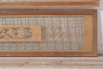 ビンテージ建具　松竹梅の彫刻が目を惹く上品な組子入り彫刻欄間2枚セット(明り取り、明かり取り、ヴィンテージ)(R-073467)