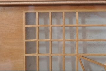 ビンテージ建具　松竹梅の彫刻が目を惹く上品な組子入り彫刻欄間2枚セット(明り取り、明かり取り、ヴィンテージ)(R-073467)