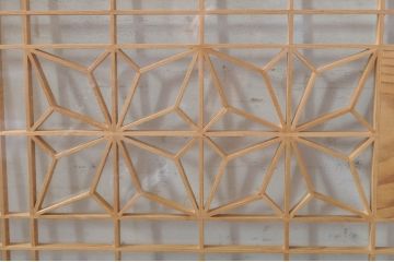 ビンテージ建具　松竹梅の彫刻が目を惹く上品な組子入り彫刻欄間2枚セット(明り取り、明かり取り、ヴィンテージ)(R-073467)