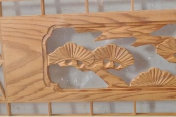 ビンテージ建具　松竹梅の彫刻が目を惹く上品な組子入り彫刻欄間2枚セット(明り取り、明かり取り、ヴィンテージ)(R-073467)