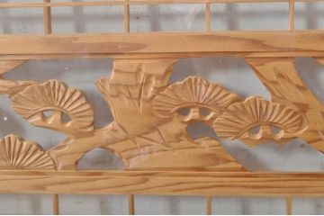 ビンテージ建具　松竹梅の彫刻が目を惹く上品な組子入り彫刻欄間2枚セット(明り取り、明かり取り、ヴィンテージ)(R-073467)