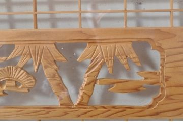 ビンテージ建具　松竹梅の彫刻が目を惹く上品な組子入り彫刻欄間2枚セット(明り取り、明かり取り、ヴィンテージ)(R-073467)