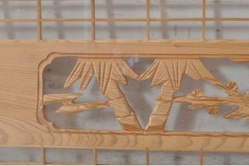 ビンテージ建具　松竹梅の彫刻が目を惹く上品な組子入り彫刻欄間2枚セット(明り取り、明かり取り、ヴィンテージ)(R-073467)
