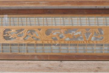 ビンテージ建具　松竹梅の彫刻が目を惹く上品な組子入り彫刻欄間2枚セット(明り取り、明かり取り、ヴィンテージ)(R-073467)