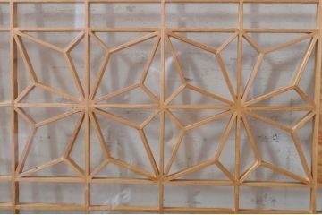 ビンテージ建具　松竹梅の彫刻が目を惹く上品な組子入り彫刻欄間2枚セット(明り取り、明かり取り、ヴィンテージ)(R-073467)