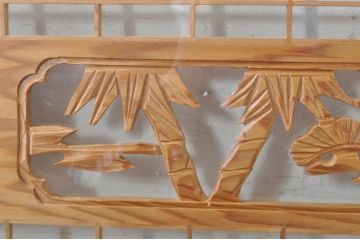 ビンテージ建具　松竹梅の彫刻が目を惹く上品な組子入り彫刻欄間2枚セット(明り取り、明かり取り、ヴィンテージ)(R-073467)