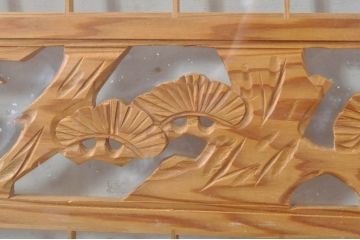 ビンテージ建具　松竹梅の彫刻が目を惹く上品な組子入り彫刻欄間2枚セット(明り取り、明かり取り、ヴィンテージ)(R-073467)