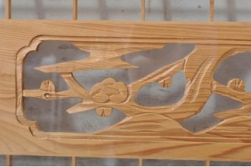 ビンテージ建具　松竹梅の彫刻が目を惹く上品な組子入り彫刻欄間2枚セット(明り取り、明かり取り、ヴィンテージ)(R-073467)