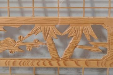 ビンテージ建具　松竹梅の彫刻が目を惹く上品な組子入り彫刻欄間2枚セット(明り取り、明かり取り、ヴィンテージ)(R-073467)