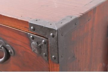 和製アンティーク　美品　前面欅(ケヤキ)材　桜丸金具　味わい深い木の風合いと立派な金具が魅力的な米沢箪笥(重ね箪笥、衣装箪笥、収納たんす、整理タンス、時代箪笥、引き出し)(R-073483)