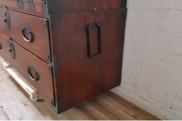和製アンティーク　美品　前面欅(ケヤキ)材　桜丸金具　味わい深い木の風合いと立派な金具が魅力的な米沢箪笥(重ね箪笥、衣装箪笥、収納たんす、整理タンス、時代箪笥、引き出し)(R-073483)