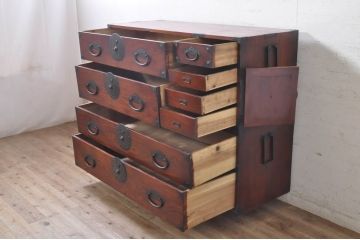 和製アンティーク　美品　前面欅(ケヤキ)材　桜丸金具　味わい深い木の風合いと立派な金具が魅力的な米沢箪笥(重ね箪笥、衣装箪笥、収納たんす、整理タンス、時代箪笥、引き出し)(R-073483)