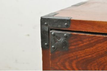 和製アンティーク　美品　前面欅(ケヤキ)材　桜丸金具　味わい深い木の風合いと立派な金具が魅力的な米沢箪笥ローボード(テレビ台、テレビボード、ローチェスト、収納たんす、時代箪笥、引き出し)(R-073484)