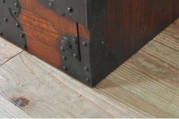 和製アンティーク　美品　前面欅(ケヤキ)材　桜丸金具　味わい深い木の風合いと立派な金具が魅力的な米沢箪笥ローボード(テレビ台、テレビボード、ローチェスト、収納たんす、時代箪笥、引き出し)(R-073484)