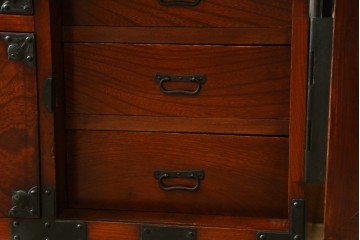 和製アンティーク　美品　前面欅(ケヤキ)材　桜丸金具　味わい深い木の風合いと立派な金具が魅力的な米沢箪笥　(R-073484)