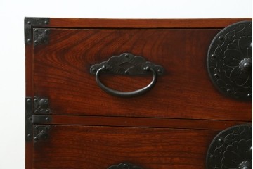 和製アンティーク　美品　前面欅(ケヤキ)材　桜丸金具　味わい深い木の風合いと立派な金具が魅力的な米沢箪笥　(R-073484)