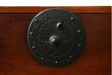 和製アンティーク　美品　前面欅(ケヤキ)材　桜丸金具　味わい深い木の風合いと立派な金具が魅力的な米沢箪笥　(R-073484)