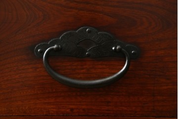 和製アンティーク　美品　前面欅(ケヤキ)材　桜丸金具　味わい深い木の風合いと立派な金具が魅力的な米沢箪笥　(R-073484)