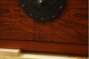 和製アンティーク　美品　前面欅(ケヤキ)材　桜丸金具　味わい深い木の風合いと立派な金具が魅力的な米沢箪笥　(R-073484)