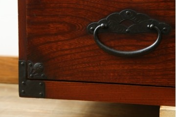 和製アンティーク　美品　前面欅(ケヤキ)材　桜丸金具　味わい深い木の風合いと立派な金具が魅力的な米沢箪笥　(R-073484)