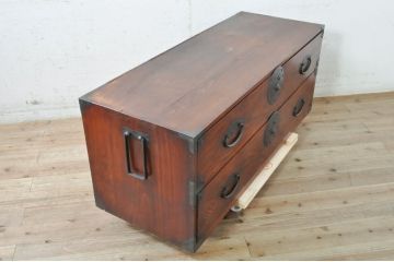 和製アンティーク　美品　前面欅(ケヤキ)材　桜丸金具　味わい深い木の風合いと立派な金具が魅力的な米沢箪笥ローボード(テレビ台、テレビボード、ローチェスト、収納たんす、時代箪笥、引き出し)(R-073485)