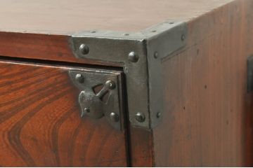 和製アンティーク　美品　前面欅(ケヤキ)材　桜丸金具　味わい深い木の風合いと立派な金具が魅力的な米沢箪笥ローボード(テレビ台、テレビボード、ローチェスト、収納たんす、時代箪笥、引き出し)(R-073485)