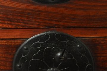 和製アンティーク　美品　前面欅(ケヤキ)材　桜丸金具　味わい深い木の風合いと立派な金具が魅力的な米沢箪笥ローボード(テレビ台、テレビボード、ローチェスト、収納たんす、時代箪笥、引き出し)(R-073485)