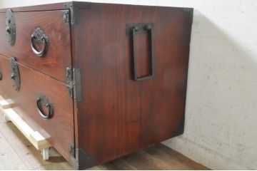 和製アンティーク　美品　前面欅(ケヤキ)材　桜丸金具　味わい深い木の風合いと立派な金具が魅力的な米沢箪笥ローボード(テレビ台、テレビボード、ローチェスト、収納たんす、時代箪笥、引き出し)(R-073485)