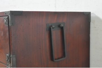 和製アンティーク　美品　前面欅(ケヤキ)材　桜丸金具　味わい深い木の風合いと立派な金具が魅力的な米沢箪笥ローボード(テレビ台、テレビボード、ローチェスト、収納たんす、時代箪笥、引き出し)(R-073485)