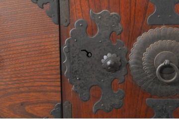 和製アンティーク　前面欅(ケヤキ)材　使い込まれた風合いとユニークな金具のデザインが魅力的な仙台箪笥(衣装箪笥、収納たんす、整理タンス、時代箪笥、引き出し、チェスト)(R-073486)