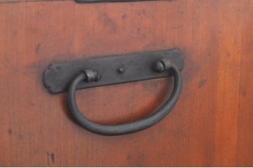 和製アンティーク　美品　総欅(ケヤキ)材　直線的なデザインと立派な金具が目を惹く酒田船箪笥(舟箪笥、帳箱、帳場箪笥、時代箪笥、小箪笥、小物収納)(R-073487)