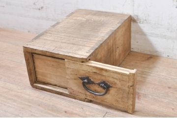 和製アンティーク　美品　総欅(ケヤキ)材　直線的なデザインと立派な金具が目を惹く酒田船箪笥(舟箪笥、帳箱、帳場箪笥、時代箪笥、小箪笥、小物収納)(R-073487)