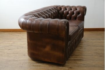 イギリス　Lloyd's Antiques(ロイズ・アンティークス)取り扱い　本革　優雅なくつろぎの時間におすすめの2人掛けチェスターフィールドソファ(レザーソファ、2P、二人掛け、アームソファ、英国)(R-073516)