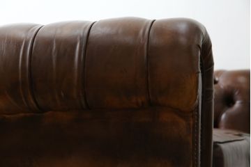 イギリス　Lloyd's Antiques(ロイズ・アンティークス)取り扱い　本革　優雅なくつろぎの時間におすすめの2人掛けチェスターフィールドソファ(レザーソファ、2P、二人掛け、アームソファ、英国)(R-073516)