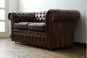 イギリス　Lloyd's Antiques(ロイズ・アンティークス)取り扱い　本革　優雅なくつろぎの時間におすすめの2人掛けチェスターフィールドソファ(レザーソファ、2P、二人掛け、アームソファ、英国)(R-073516)
