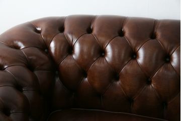 イギリス　Lloyd's Antiques(ロイズ・アンティークス)取り扱い　本革　優雅なくつろぎの時間におすすめの2人掛けチェスターフィールドソファ(レザーソファ、2P、二人掛け、アームソファ、英国)(R-073516)