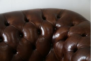 イギリス　Lloyd's Antiques(ロイズ・アンティークス)取り扱い　本革　優雅なくつろぎの時間におすすめの2人掛けチェスターフィールドソファ(レザーソファ、2P、二人掛け、アームソファ、英国)(R-073516)