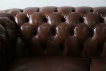 イギリス　Lloyd's Antiques(ロイズ・アンティークス)取り扱い　本革　優雅なくつろぎの時間におすすめの2人掛けチェスターフィールドソファ(レザーソファ、2P、二人掛け、アームソファ、英国)(R-073516)