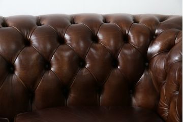 イギリス　Lloyd's Antiques(ロイズ・アンティークス)取り扱い　本革　優雅なくつろぎの時間におすすめの2人掛けチェスターフィールドソファ(レザーソファ、2P、二人掛け、アームソファ、英国)(R-073516)