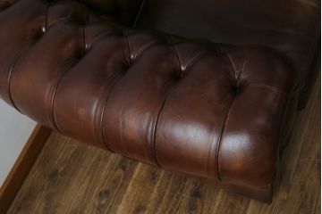 イギリス　Lloyd's Antiques(ロイズ・アンティークス)取り扱い　本革　優雅なくつろぎの時間におすすめの2人掛けチェスターフィールドソファ(レザーソファ、2P、二人掛け、アームソファ、英国)(R-073516)