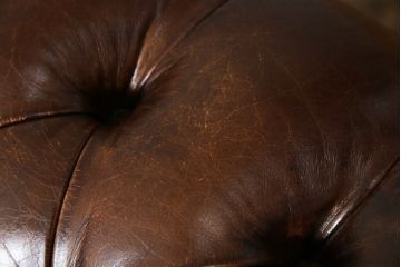 イギリス　Lloyd's Antiques(ロイズ・アンティークス)取り扱い　本革　優雅なくつろぎの時間におすすめの2人掛けチェスターフィールドソファ(レザーソファ、2P、二人掛け、アームソファ、英国)(R-073516)