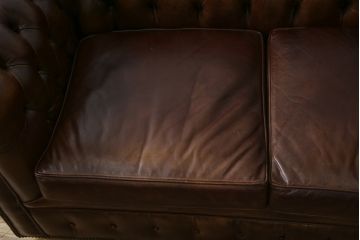 イギリス　Lloyd's Antiques(ロイズ・アンティークス)取り扱い　本革　優雅なくつろぎの時間におすすめの2人掛けチェスターフィールドソファ(レザーソファ、2P、二人掛け、アームソファ、英国)(R-073516)