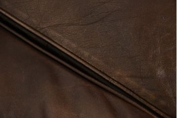 イギリス　Lloyd's Antiques(ロイズ・アンティークス)取り扱い　本革　優雅なくつろぎの時間におすすめの2人掛けチェスターフィールドソファ(レザーソファ、2P、二人掛け、アームソファ、英国)(R-073516)