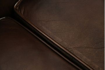 イギリス　Lloyd's Antiques(ロイズ・アンティークス)取り扱い　本革　優雅なくつろぎの時間におすすめの2人掛けチェスターフィールドソファ(レザーソファ、2P、二人掛け、アームソファ、英国)(R-073516)