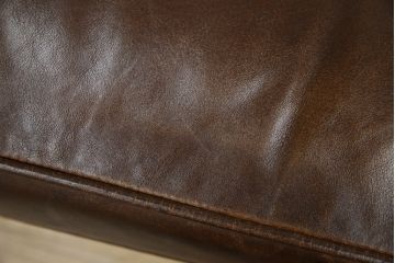 イギリス　Lloyd's Antiques(ロイズ・アンティークス)取り扱い　本革　優雅なくつろぎの時間におすすめの2人掛けチェスターフィールドソファ(レザーソファ、2P、二人掛け、アームソファ、英国)(R-073516)