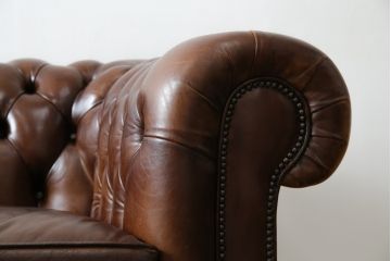 イギリス　Lloyd's Antiques(ロイズ・アンティークス)取り扱い　本革　優雅なくつろぎの時間におすすめの2人掛けチェスターフィールドソファ(レザーソファ、2P、二人掛け、アームソファ、英国)(R-073516)