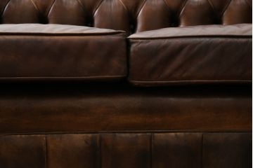 イギリス　Lloyd's Antiques(ロイズ・アンティークス)取り扱い　本革　優雅なくつろぎの時間におすすめの2人掛けチェスターフィールドソファ(レザーソファ、2P、二人掛け、アームソファ、英国)(R-073516)