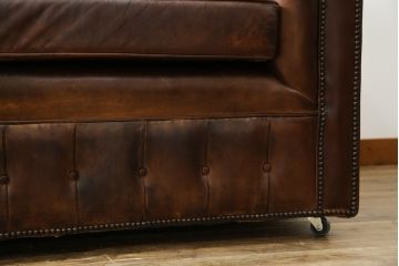 イギリス　Lloyd's Antiques(ロイズ・アンティークス)取り扱い　本革　優雅なくつろぎの時間におすすめの2人掛けチェスターフィールドソファ(レザーソファ、2P、二人掛け、アームソファ、英国)(R-073516)