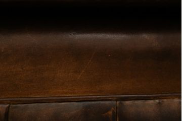 イギリス　Lloyd's Antiques(ロイズ・アンティークス)取り扱い　本革　優雅なくつろぎの時間におすすめの2人掛けチェスターフィールドソファ(レザーソファ、2P、二人掛け、アームソファ、英国)(R-073516)