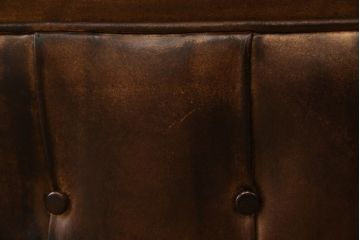 イギリス　Lloyd's Antiques(ロイズ・アンティークス)取り扱い　本革　優雅なくつろぎの時間におすすめの2人掛けチェスターフィールドソファ(レザーソファ、2P、二人掛け、アームソファ、英国)(R-073516)